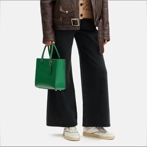 CJ845 - Coach Tote with Signature Canvas Detail